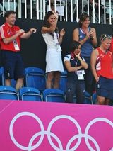 组图：凯特王妃观战英国女子曲棍球比赛