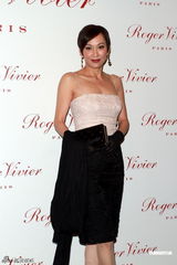 组图：钟楚红低胸马甲亮相劝后辈交友慎重