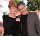 组图：《我是阿拉伯人》首映 女星裸背黑裙惊艳