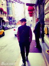 组图：李宗翰欧洲旅途街拍Hold住路人眼