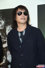 组图：摄影大师加纳典明开摄影展邀伍佰入镜