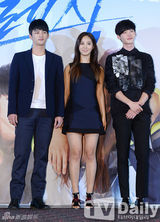 组图：《No Breathing》试映 青春主演齐亮相