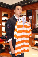 组图：王阳明出席品牌活动 获温升豪赞身材好