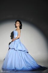 组图：刘媛媛拍宝蓝礼服写真 高贵典雅引领时尚