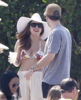 组图：LadyGaga狂甩赘肉 碎花比基尼清凉度假