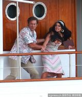 组图：林赛着爆乳吊带裙撕打不慎露半球