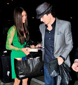 高清图：美剧情侣档妮娜-杜波夫和伊恩现身机场