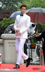 组图：金汎(金范)白色西装潇洒挺拔俊朗迷人