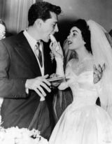 组图：伊丽莎白-泰勒生前绝版照 18岁浪漫婚礼