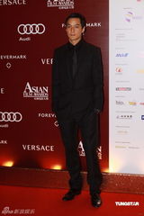 幻灯：亚洲电影大奖红毯 吴彦祖身材挺拔气度不凡