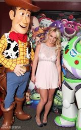 幻灯图：《玩具总动员3》首映 布兰妮现身抢风头