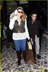 组图：玛丽亚-凯莉圣诞节血拼 挺爆乳专人护驾