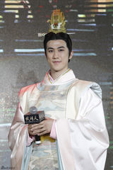 组图：范冰冰险遭李治廷袭胸 女演员齐晒半球