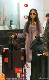 组图：baby紫粉拼色衣时尚俏丽 大方任拍心情靓