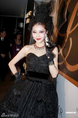 组图：熊黛林出席名牌晚宴活动造型妖艳 