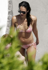 组图：杰西卡-阿尔芭比基尼戏水与两爱女亲子乐