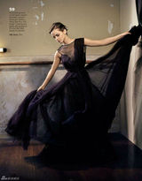 组图：艾玛-沃特森登杂志封面秀香肩