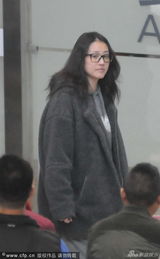 组图：周海媚素颜现身 厚衣裹身体态臃肿无人识