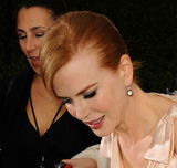 高清组图：妮可-基德曼金色长裙彰显高贵气质