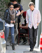 组图：赛琳娜与63岁大叔谈笑风生 痛甩比伯阴影