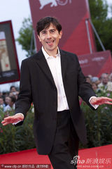 高清图：《我们相信》首映 弗朗西斯卡粉裙秀身姿