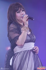 组图：露云娜贾思乐联合开唱 林子祥现身助阵