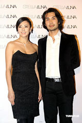 幻灯图：张雨绮黑色抹胸长裙亮相 迷人乳沟微露