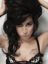 组图：怀恩豪斯生前写真曝光 半裸酥胸吐舌诱惑