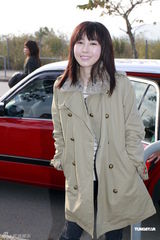 组图：钟嘉欣穿四层衣服御寒 贾晓晨淋雨戏挨冻