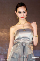 幻灯图：熊黛林超短裙装性感亮相 不慎露底走光