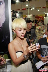 组图：罗彩玲爆乳亮相香港宣传写真集