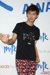 组图：炎亚纶胡宇崴活动现身引粉丝尖叫