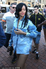 组图：蕾哈娜悉尼海港现身大秀美腿