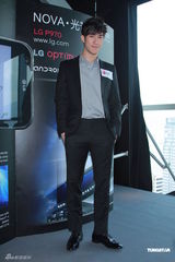 组图：李治廷做代言获产品折扣 恭喜卫诗再战乐坛 