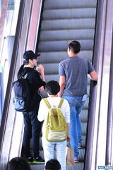 组图：景甜潮装现身机场 获外籍男护送展笑颜