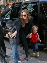 组图：朱莉带孩子们买玩具 龙凤胎儿子金发大眼