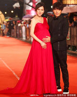 组图：金钟奖红毯卫斯理携大肚娇妻朱芯仪亮相