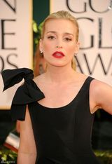 高清图：派波-普拉伯复古红唇绽放笑容