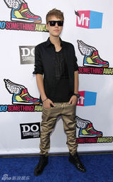 组图：贾斯汀-比伯帅气亮相颁奖礼 墨镜别致