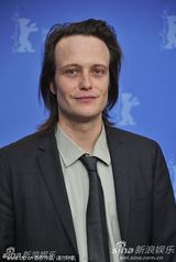 《除了我们还有谁》发布会 男星迪赫英伦范十足