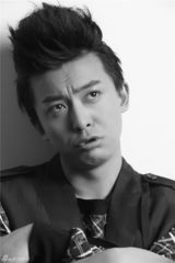 组图：李佳航黑白大片 欢乐鬼脸搞笑卖萌