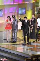 组图：澎恰恰许效舜获金钟综艺节目主持人奖