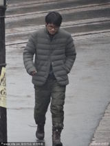 组图：陈乔恩穿旗袍懒理陈柏霖 韩寒冒大雨导戏