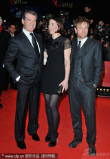 幻灯图集：《捉刀手》首映 准妈妈助阵布鲁斯南