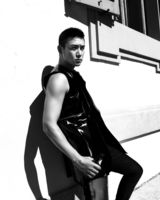 组图：陆毅米兰写真展露性感迷人气息