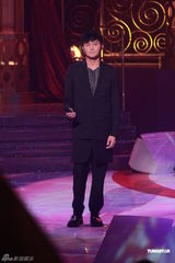 组图：群星为慈善献唱 林峰风沙磨皮关心妍上围缩水