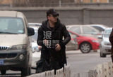组图：黄海波黑装戴眼镜亮相 戴口罩步履匆匆
