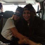 组图：蕾哈娜黑短裙秀美腿 大方邀歌迷车内合影