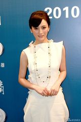 幻灯图：蒋勤勤亮相世博馆 白色洋装显优雅气质