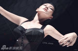 组图：小S未受影响拍广告 妩媚跪地爆乳秀曲线